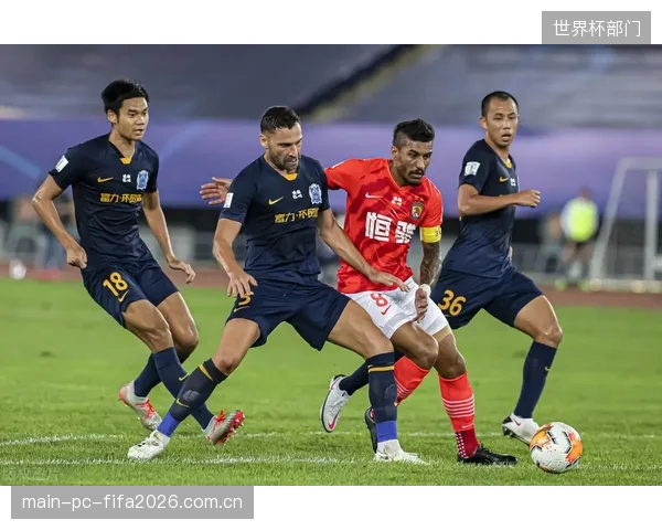 中国香港球员陈晋一凭借在左后卫位置上出色的插上助攻能力，入选年度最佳阵容。